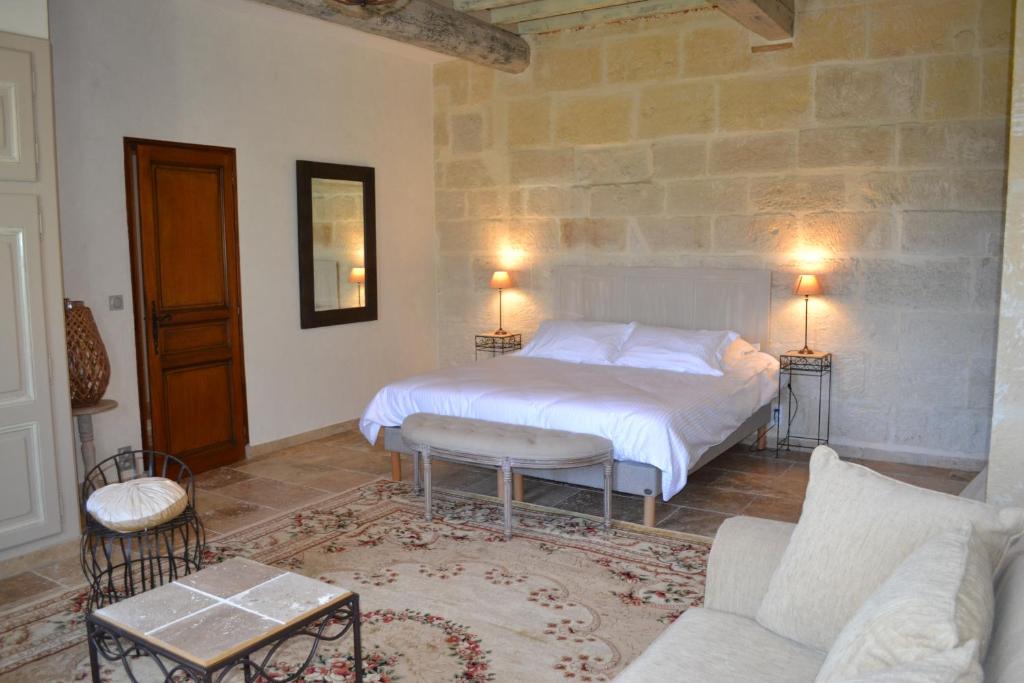 阿尔勒Mas Petit Prince的一间卧室设有一张床和石墙
