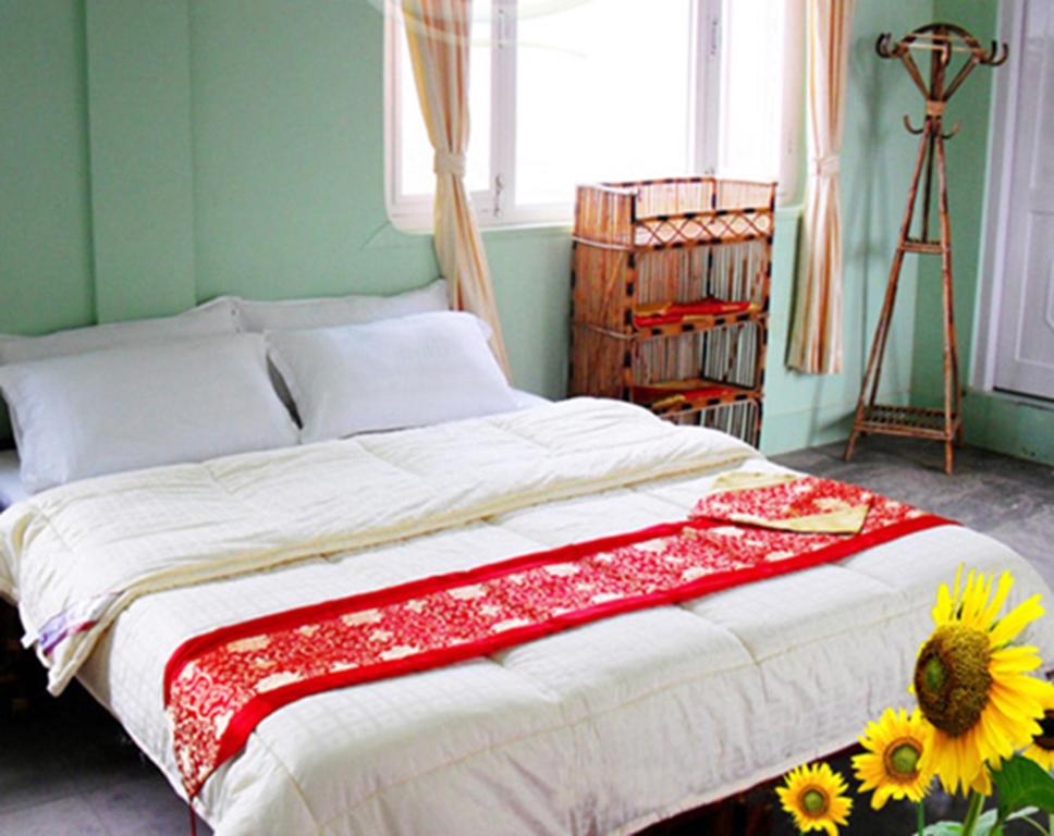 拉明德行者之家SUNFLOWER的一间卧室配有一张床,上面有向日葵