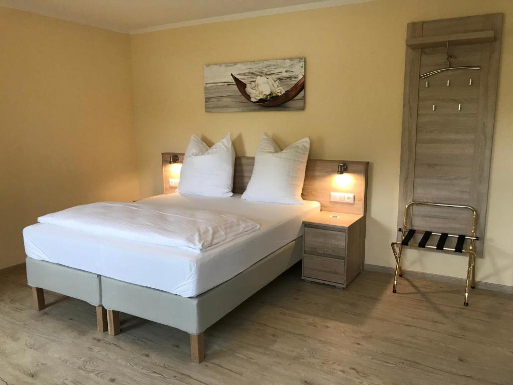 门兴格拉德巴赫Hotel Select Suites & Aparts的卧室配有白色的床和椅子