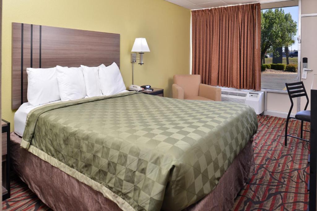 西门罗西门罗美国最有价值旅馆的一间设有大床和窗户的酒店客房