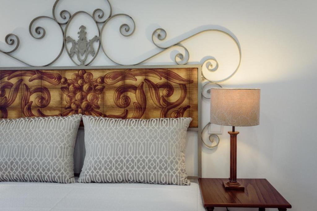 蒙考Casinhas Da Vila的一张带木制床头板的床和一张带台灯的桌子