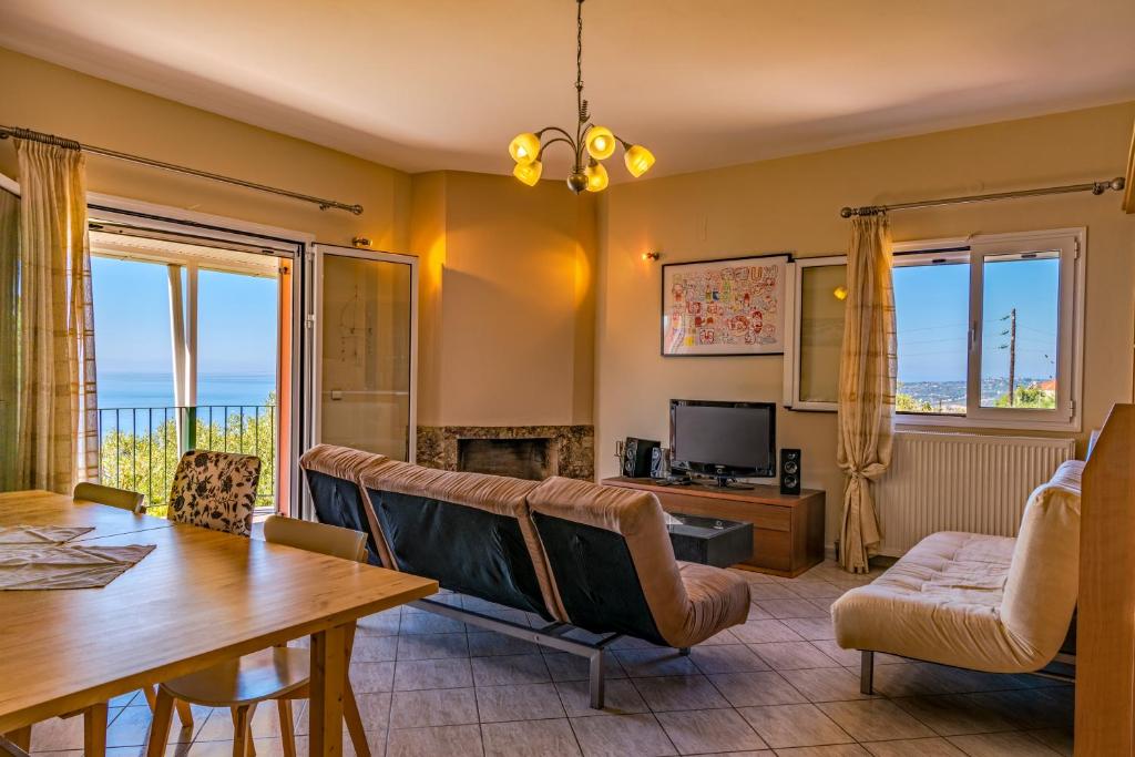 劳德哈塔Ioannis House Sea View的一间带桌子的客厅和一间餐厅