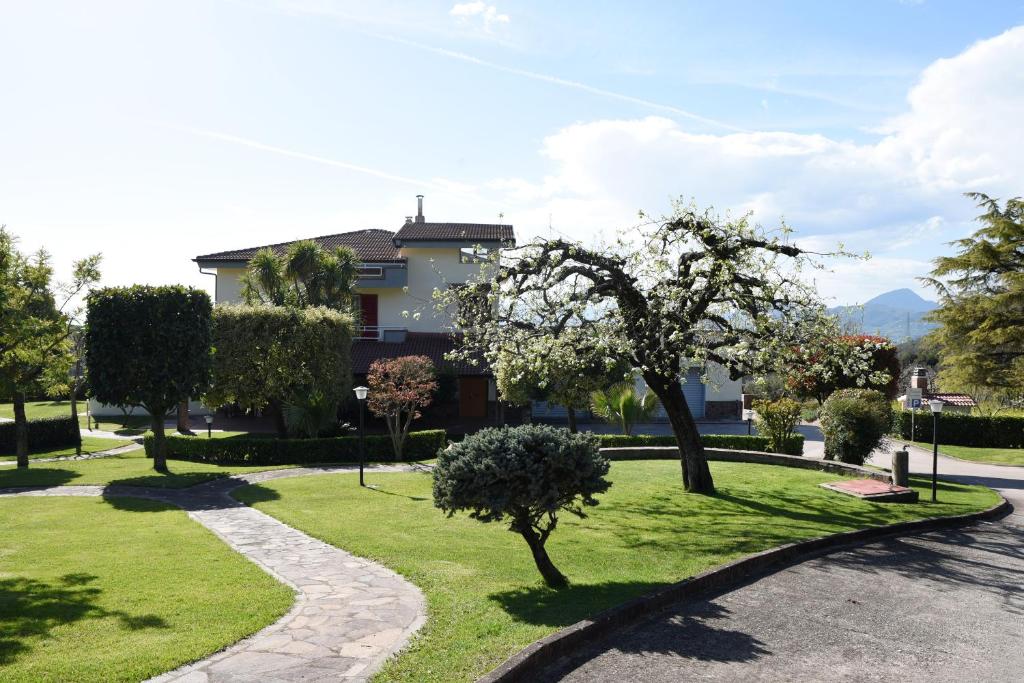 埃博利B&B sentiero romantico的一座有树和建筑的公园