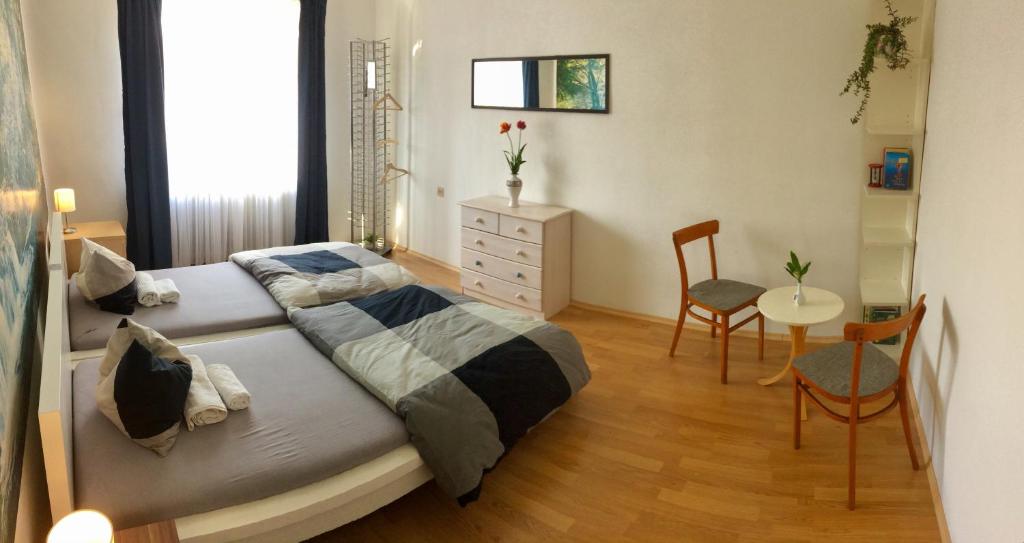 索普隆Julius Vendégház的卧室配有一张床和一张桌子及椅子