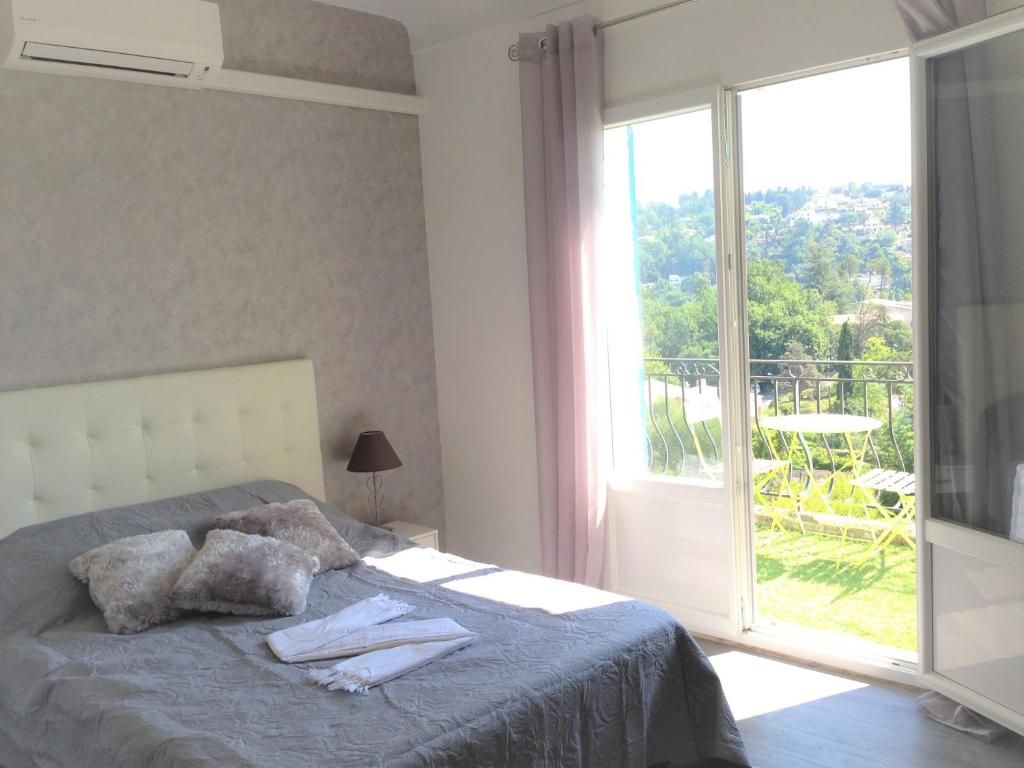 旺斯La Vençoise的一间卧室设有一张床和一个大窗户