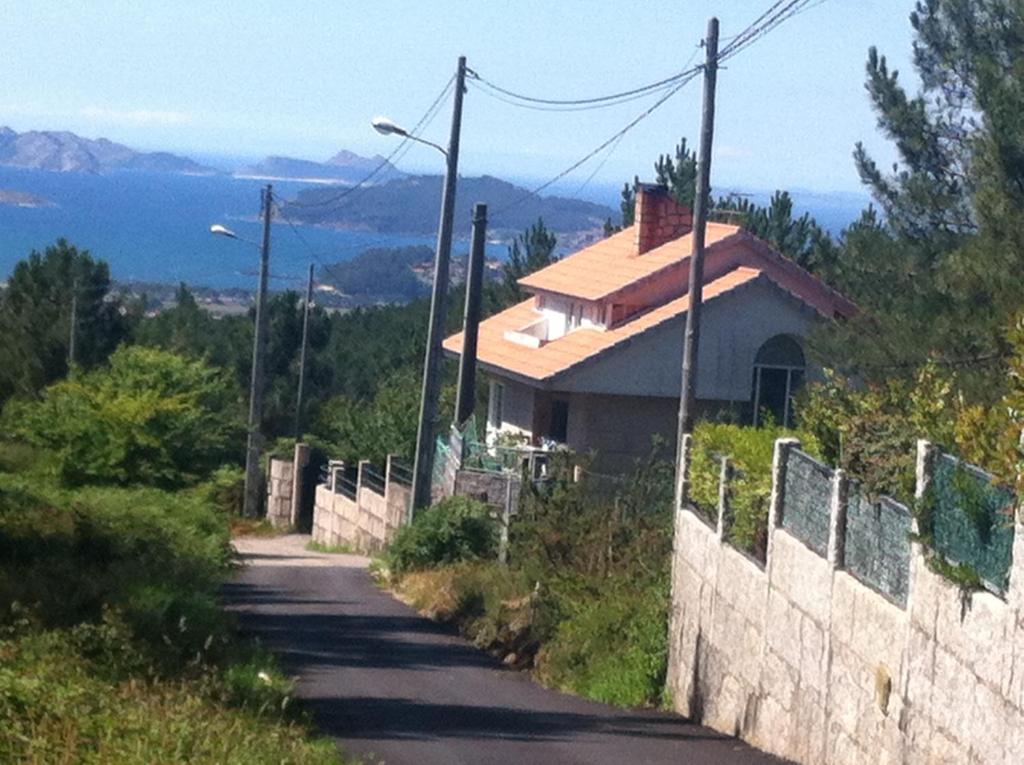 贡多马尔Mar y Montaña en Las Rías Baixas的路边的房子