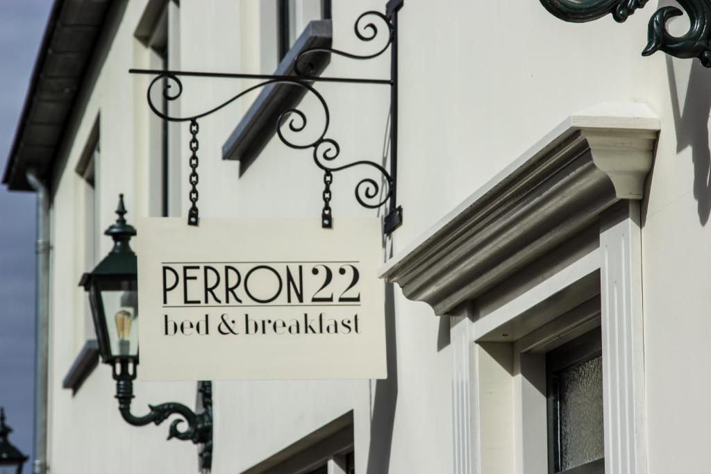 VierlingsbeekB&B Perron 22的大楼一侧餐厅标志