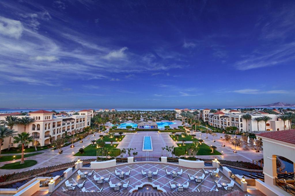 沙姆沙伊赫米拉贝尔杰斯酒店&度假村的度假村广场的空中景观
