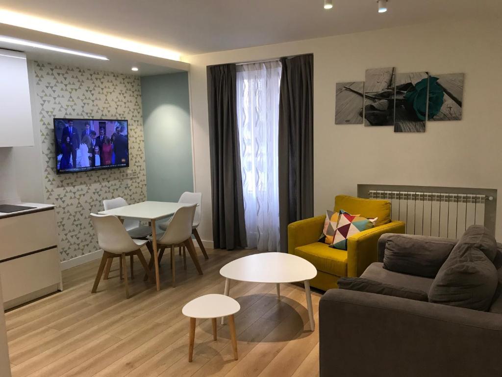 马德里阿波罗公寓的客厅配有沙发和桌子