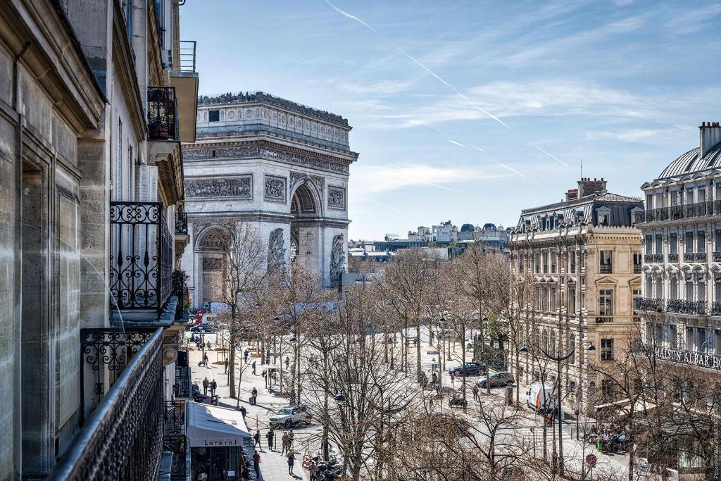 巴黎公园之星酒店的市景阳台,设有建筑