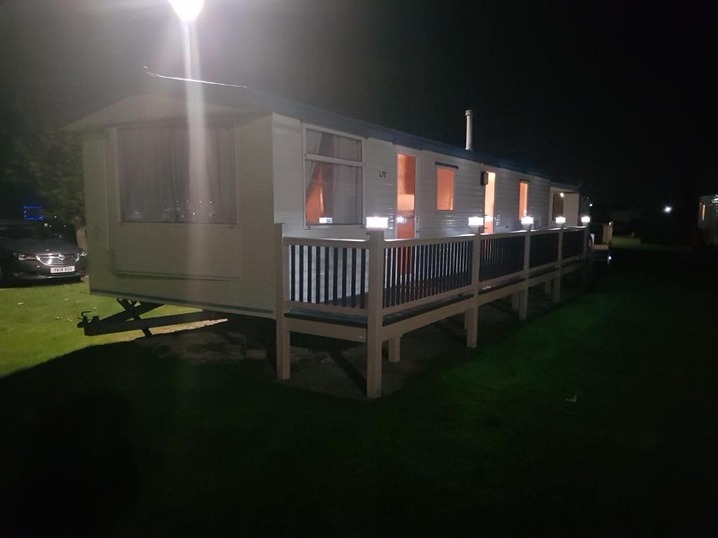 梅布尔索普Mablethorpe L12 Caravan的夜间门廊和街灯