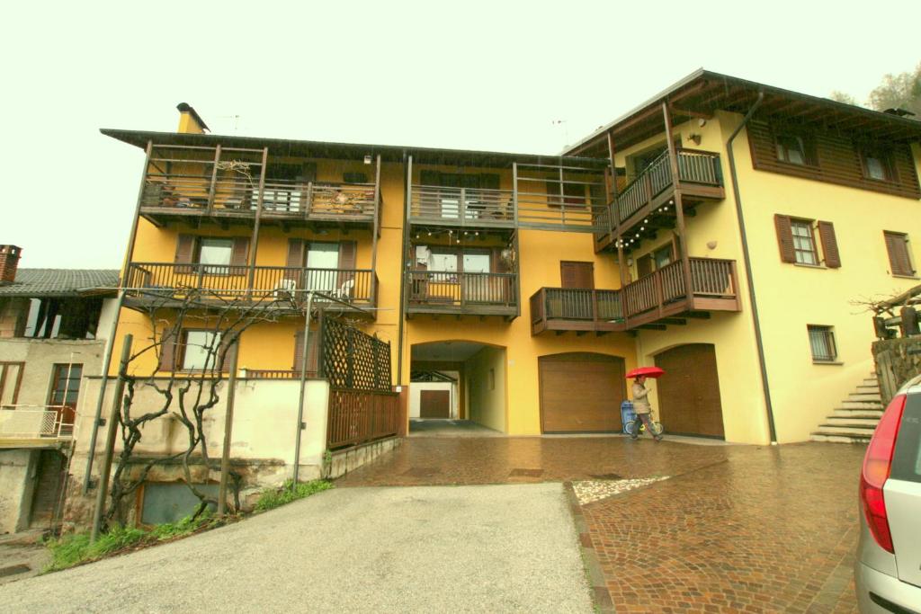 佩尔吉内瓦尔苏加纳Il Castello的黄色的建筑,旁边设有阳台
