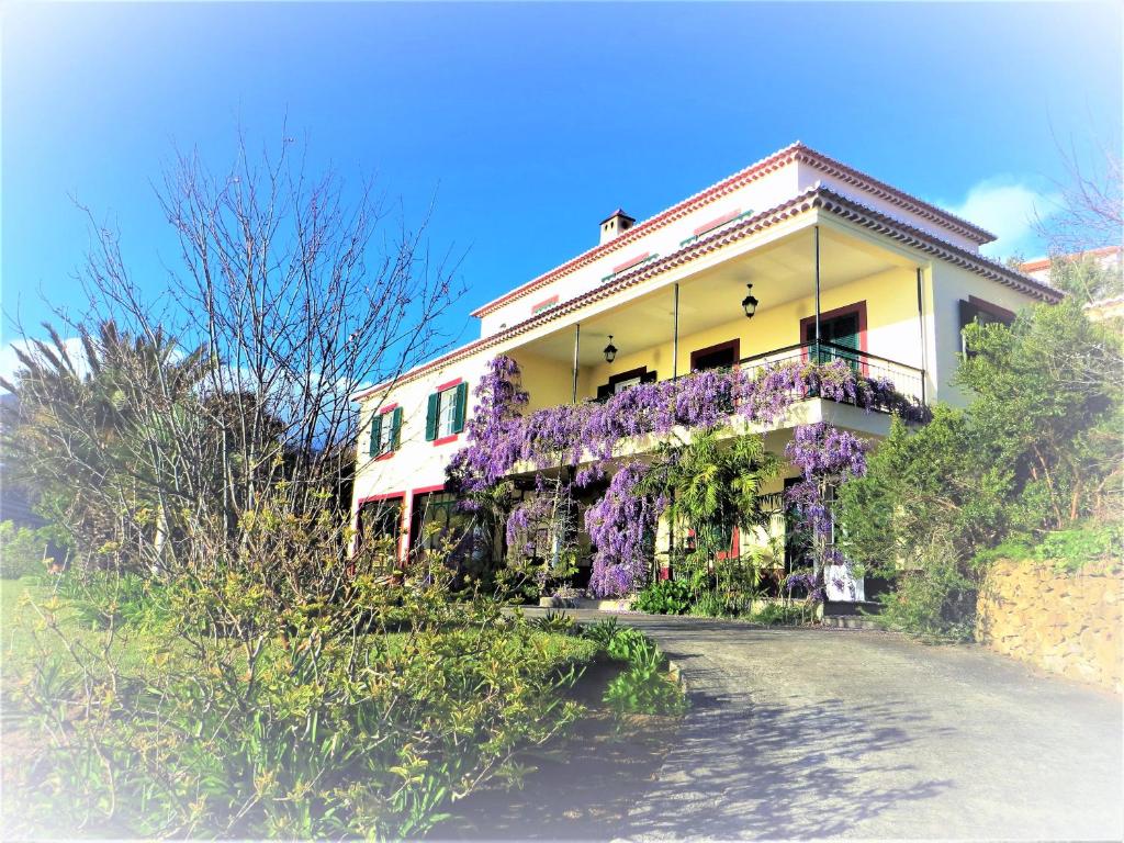 里韦拉布拉瓦Quinta do Cabouco的一座花朵紫色的建筑