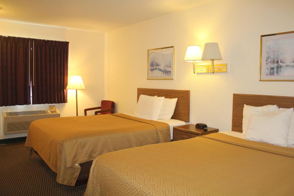 OacomaEcono Lodge Oacoma的酒店客房设有两张床和窗户。