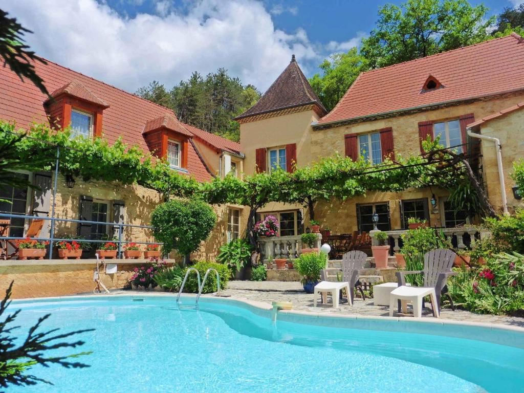 Saint-CybranetLa Belle Demeure的房屋前有游泳池的房子