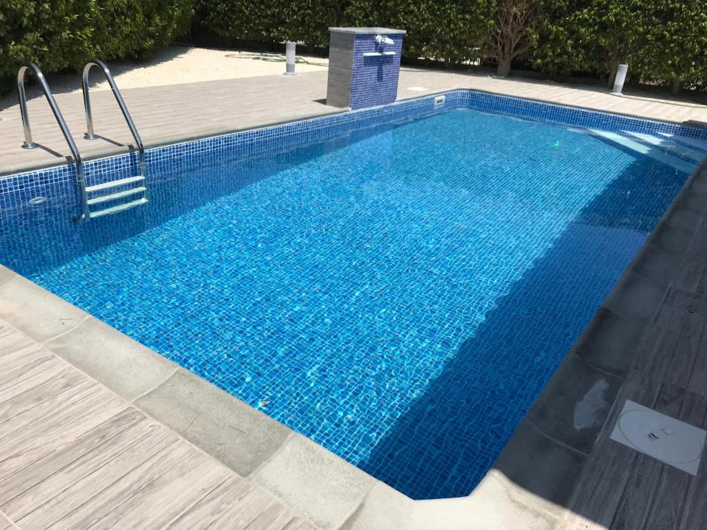 皮斯索里Giorgio Vacation House的蓝色海水大型游泳池