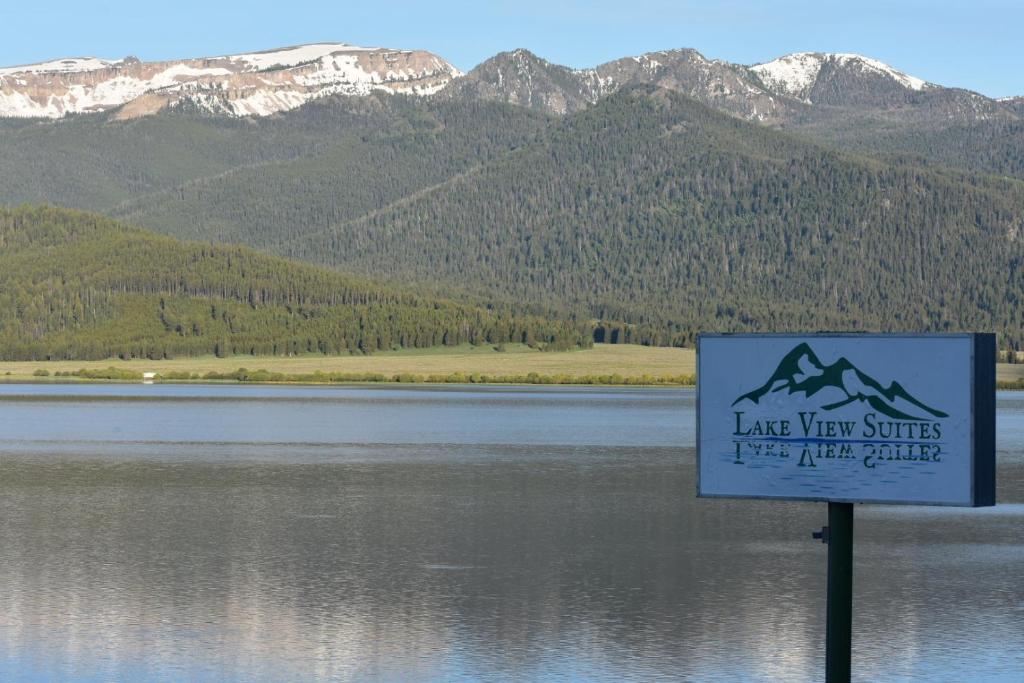 西黄石湖景套房酒店的山 ⁇ 湖前的标志