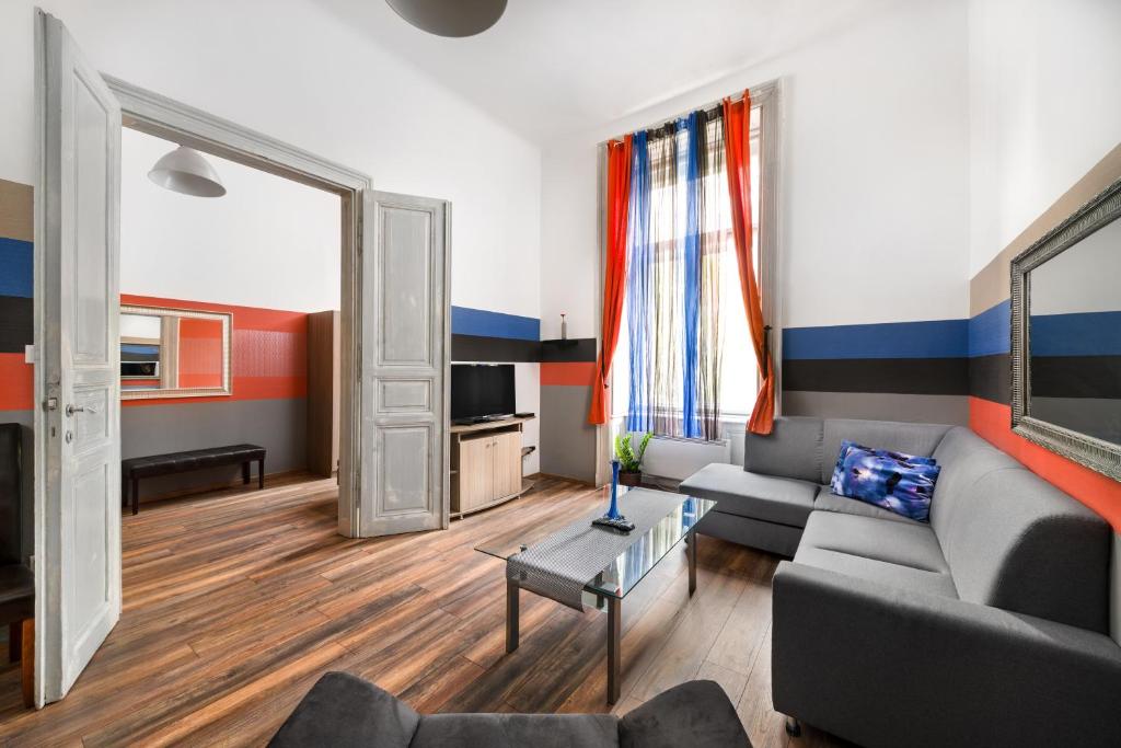 布达佩斯卡玛精品公寓酒店的客厅配有沙发和桌子