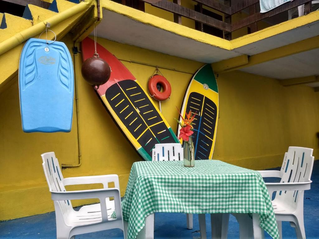 阿拉夏奇巴海滩Pousada Popeye的冲浪板房里的桌椅