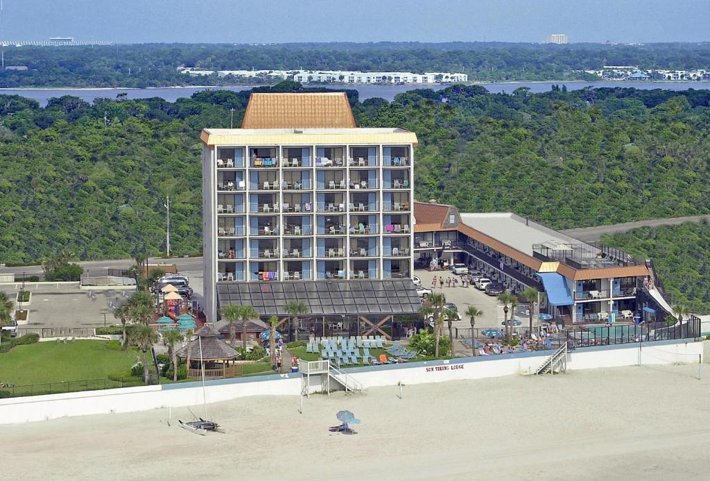 代托纳海滩代托纳比奇太阳海盗酒店的海滩旁的酒店