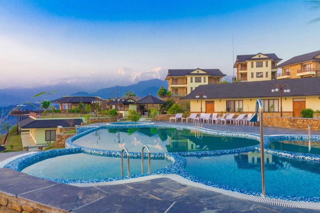 博卡拉鲁巴果德度假酒店的一座位于山间度假村内的游泳池