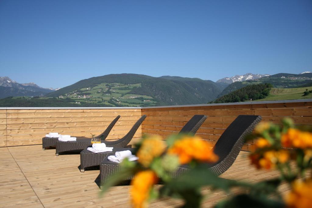 罗登戈Hotel Tirolerhof的两把桌子和椅子位于一个山地庭院内