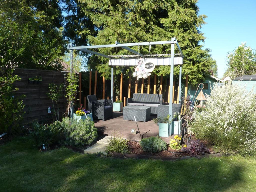 ChézellesLavender Cottage的一个带长凳和凉亭的花园