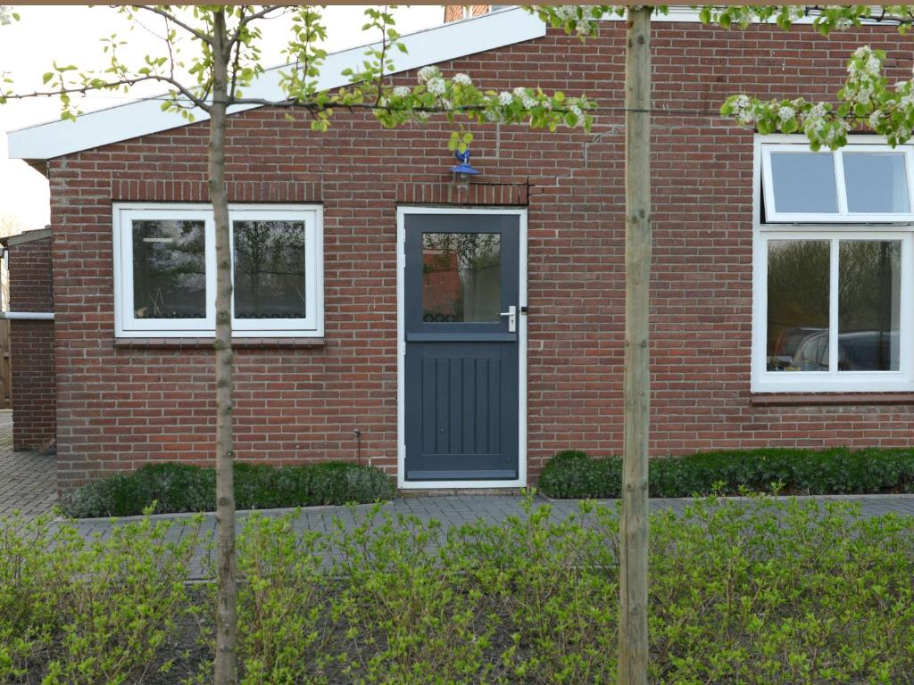 塞罗斯凯尔克Het Wilgenhoekske的红砖房子,有黑色的门