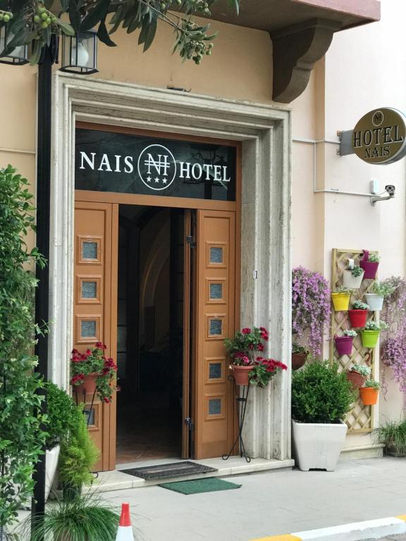 都拉斯娜伊丝酒店的门上标有标志的纳斯酒店入口