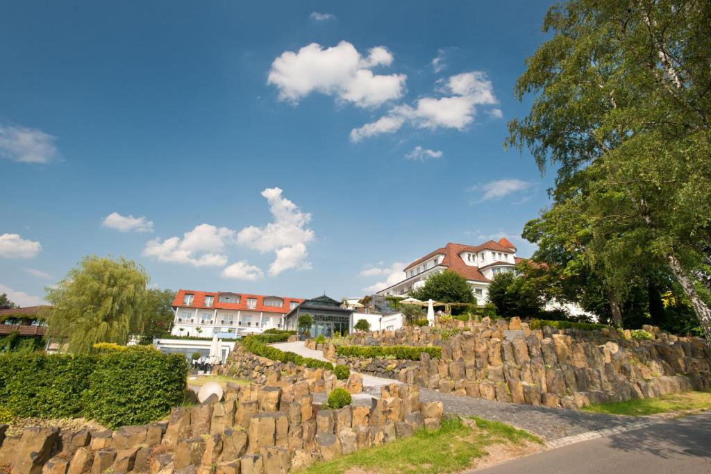 赫尔-格伦茨豪森Hotel Heinz的享有房屋和石墙的景色
