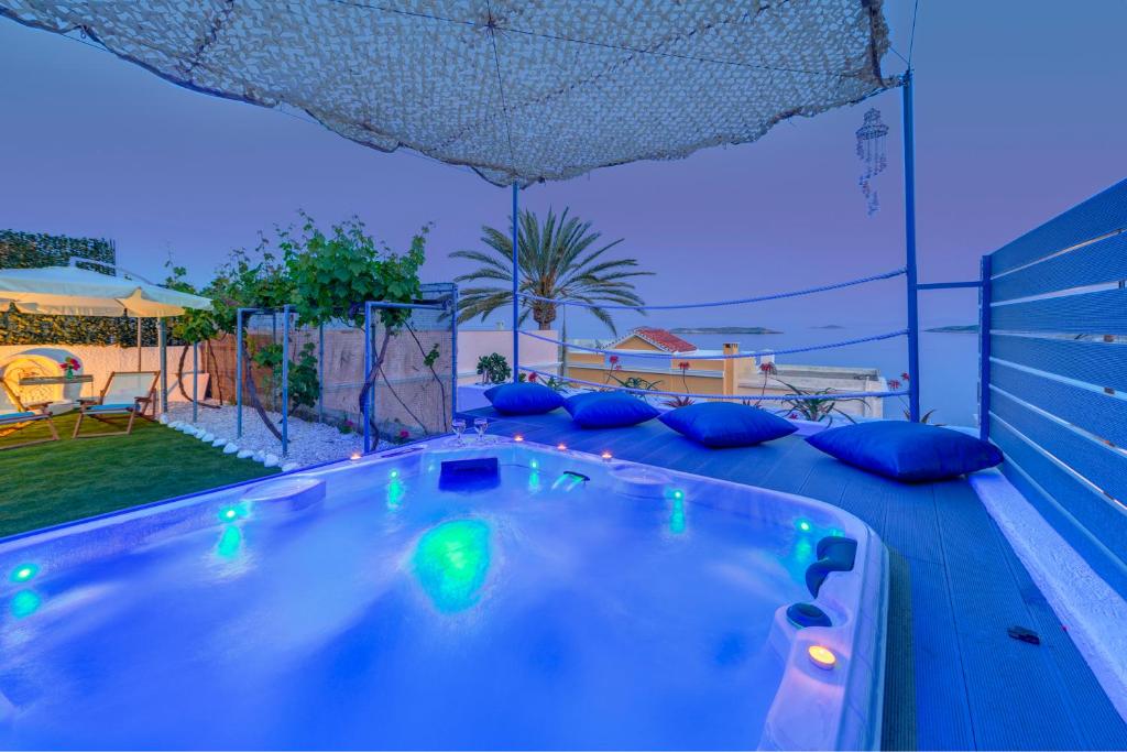 埃尔莫波利斯沃兰达锡罗斯旅馆的后院的按摩浴缸,配有蓝色的灯光