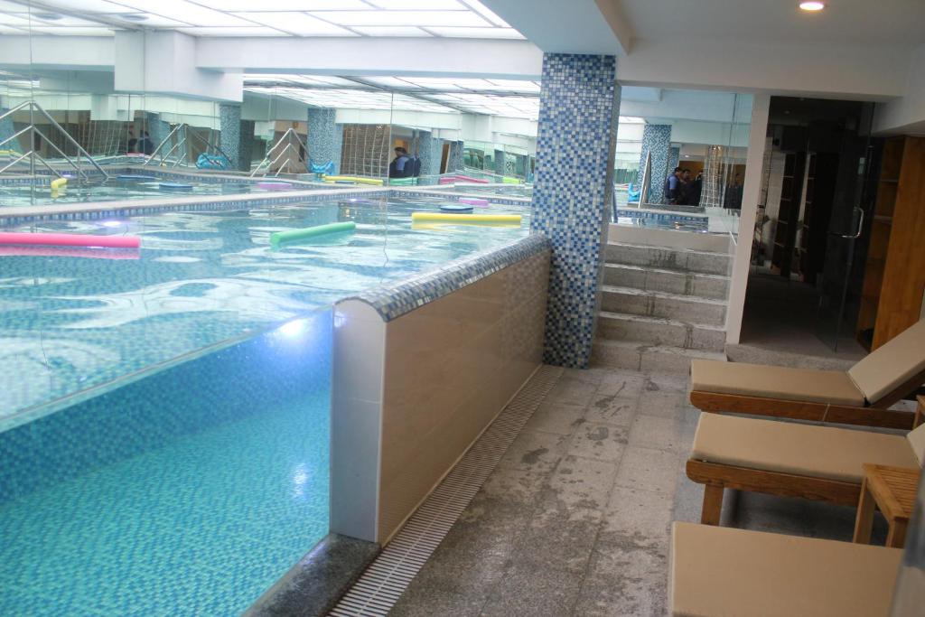 乌兰巴托卡帕瑞特酒店的大楼内的大型游泳池