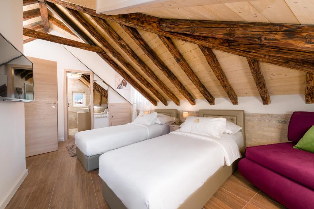 斯普利特Agava Lux Rooms&Pool的一间带两张床和一张沙发的卧室