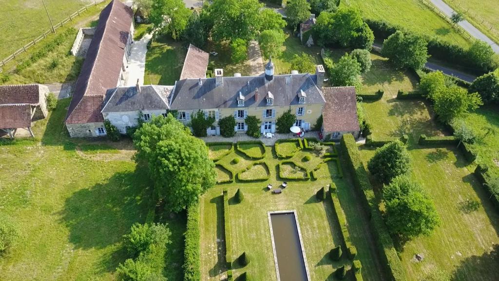 BoucéLe Domaine de Cordey的享有大房子空中美景,设有庭院