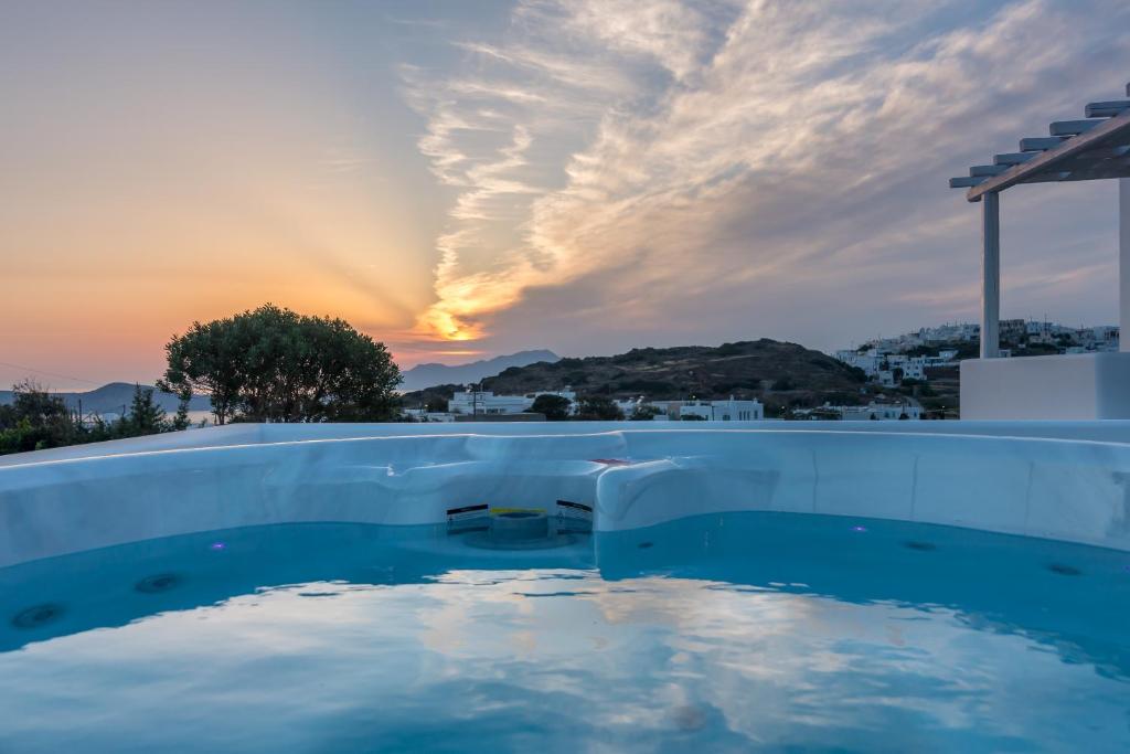 普拉卡米洛斯Eiriana Luxury Suites的一座享有日落美景的游泳池
