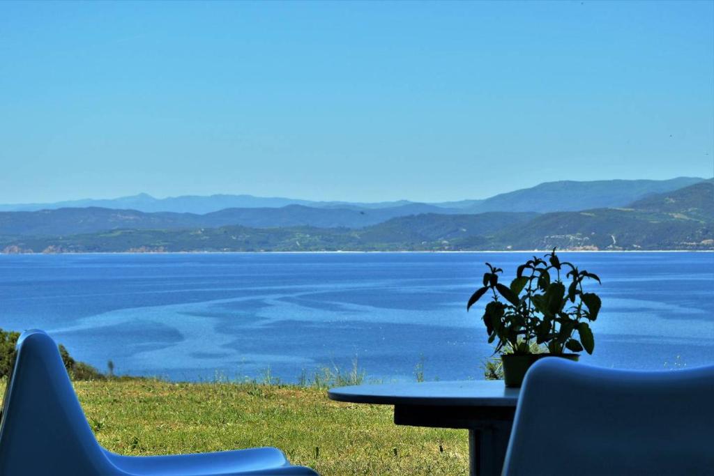 阿莫利亚尼岛Marvelous Sea View Eco Studio的一张桌子和椅子,享有水景
