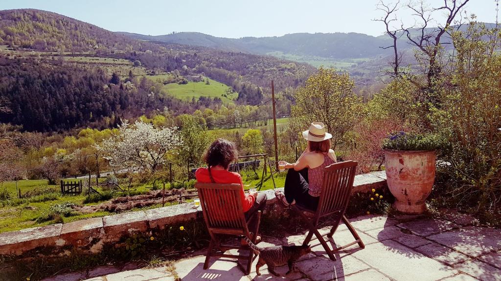 Saint-Julien-Molin-MoletteLa Rivoire的两个坐在椅子上,眺望着山谷