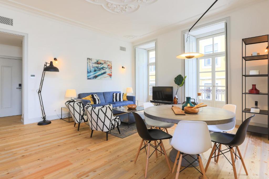 里斯本Bacalhoeiros 99 - Beautiful and bright Apartment @ Baixa, Chiado的客厅配有桌椅和沙发