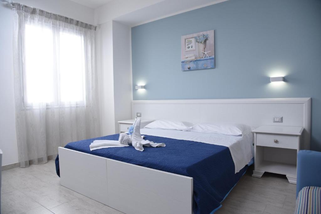切萨雷奥港B&b VICTORIA的一间卧室配有一张带蓝色棉被的床