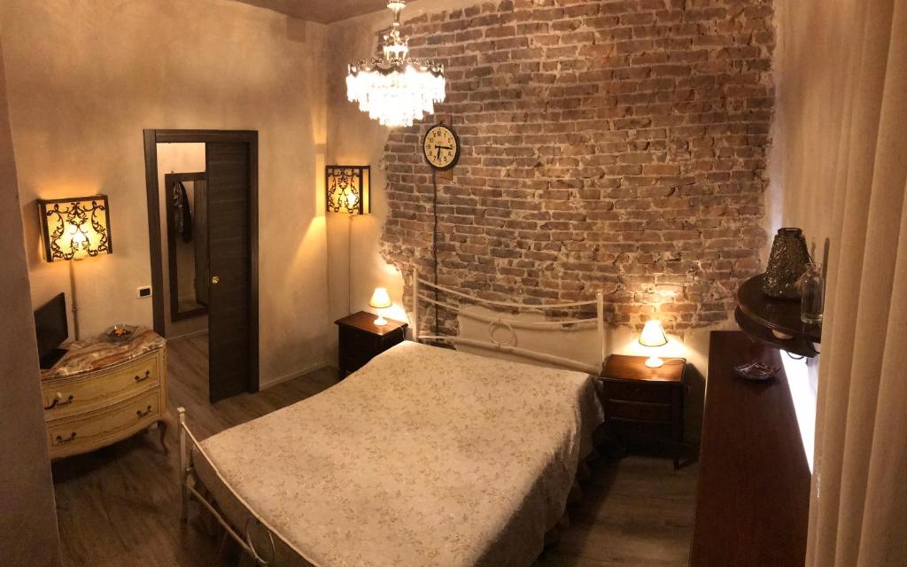 热那亚“La maison” nel cuore di Genova的一间卧室设有一张床和砖墙