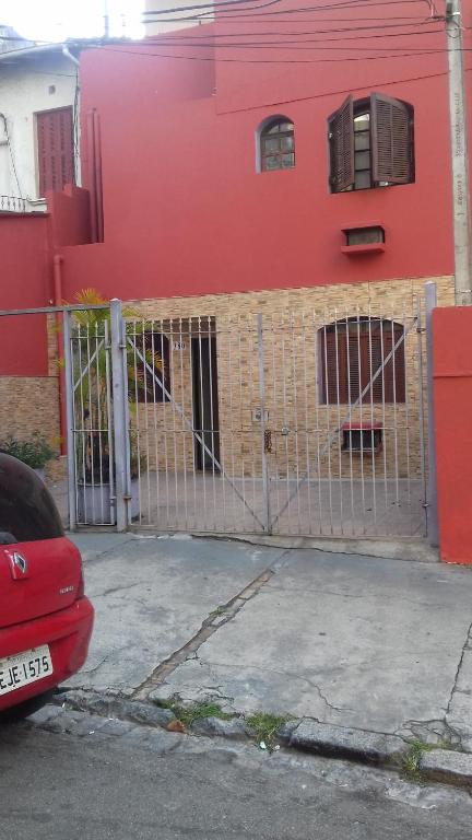 圣保罗Hotel Pousada Viana的红房子前面的围栏