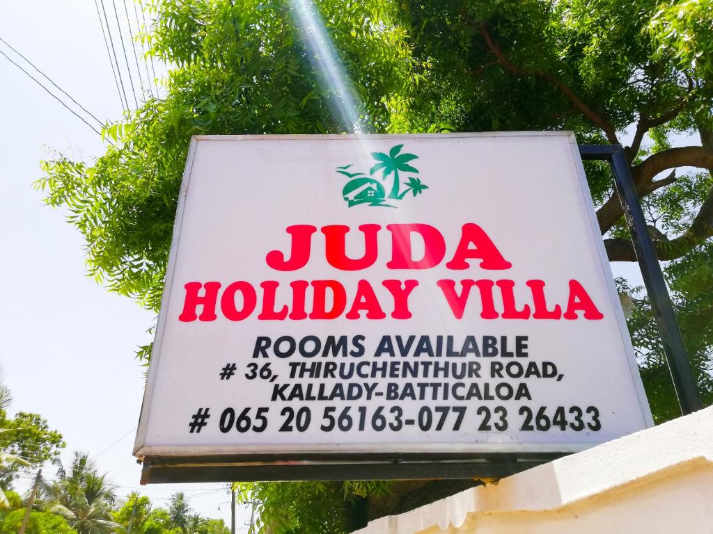 拜蒂克洛Juda Holiday Villa的朱拉好莱坞别墅的标志