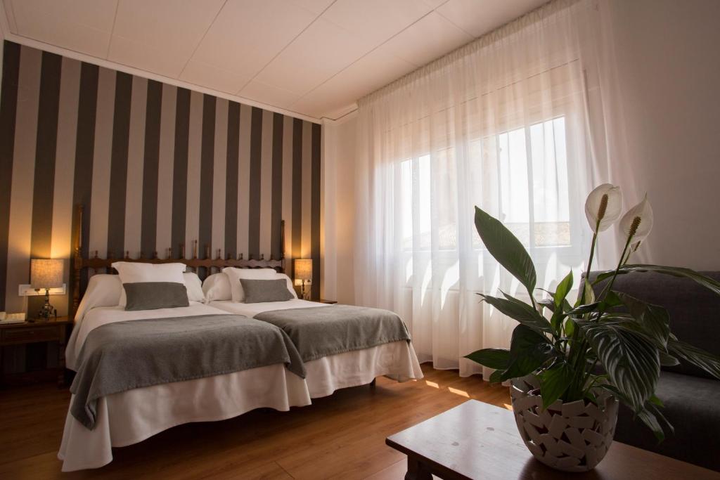 特伦普二十世纪酒店的一间卧室设有一张床和一个大窗户