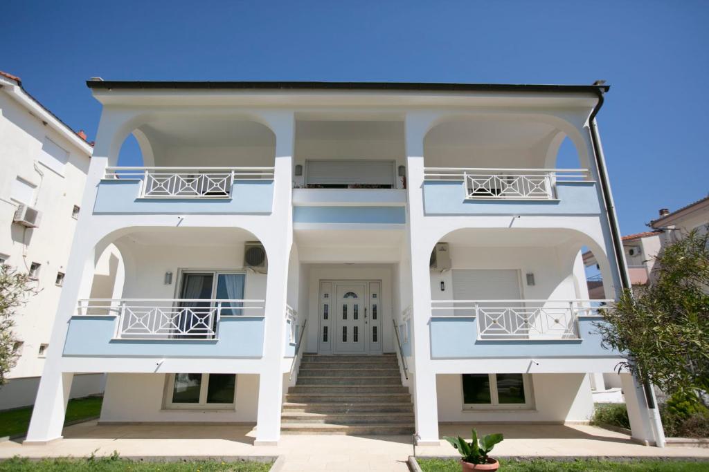 克拉默特Susanna Apartments的大型白色房屋 - 带2个阳台