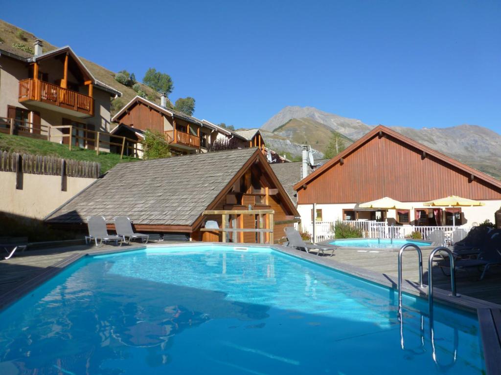 拉格拉沃Cosy Appart'Hotel - Panoramic Village - La Grave的房屋前的大型游泳池