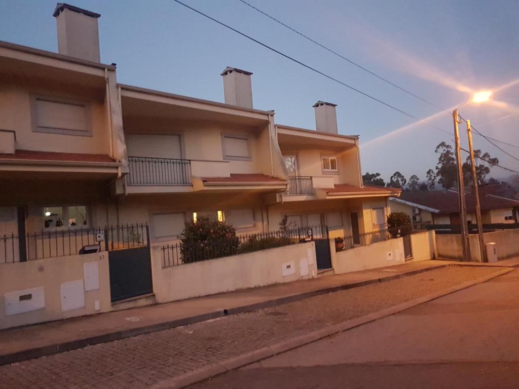 FiãesUlfilanis Vila的街道上的房子,有街灯