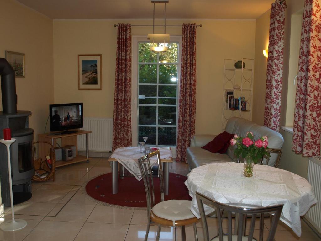 欧巴德伍斯图Ferienwohnung Fischerkoje的客厅配有桌子和沙发