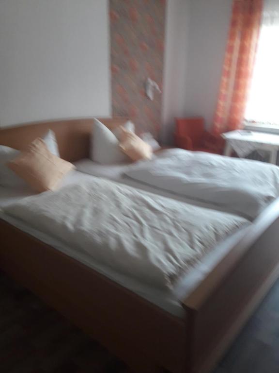 埃恩鲁赫Haus Helene的卧室内的两张床,配有白色床单和枕头