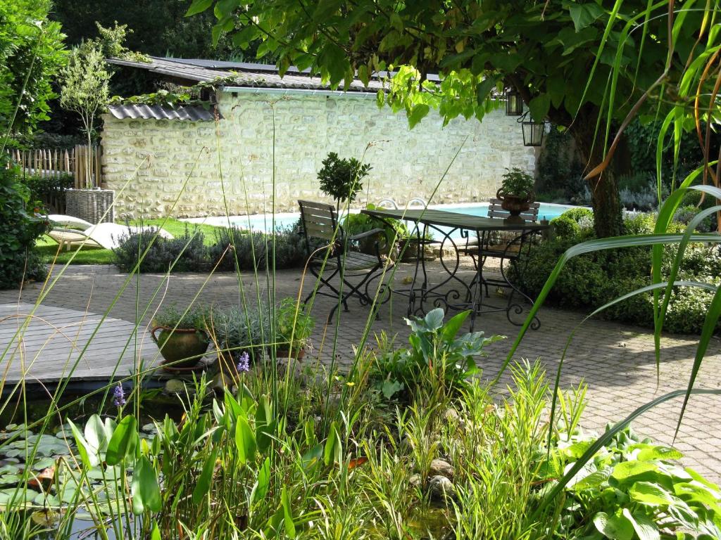 哈瑟尔特De Epicurist的花园内带桌椅的庭院