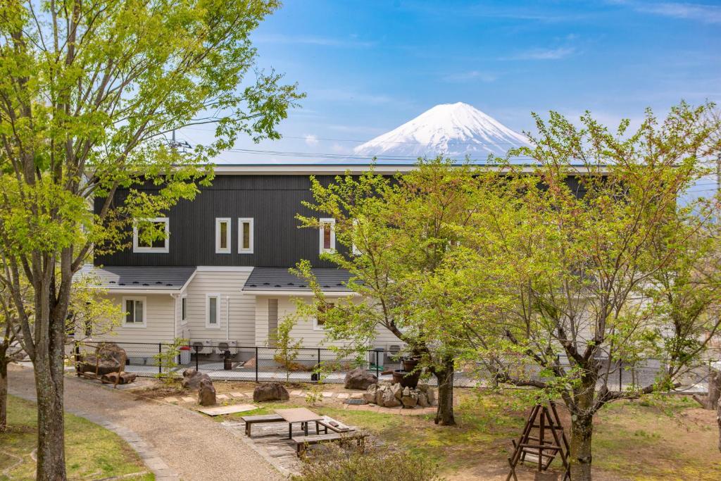 富士河口湖玉思别墅的一座有雪覆盖的山的建筑